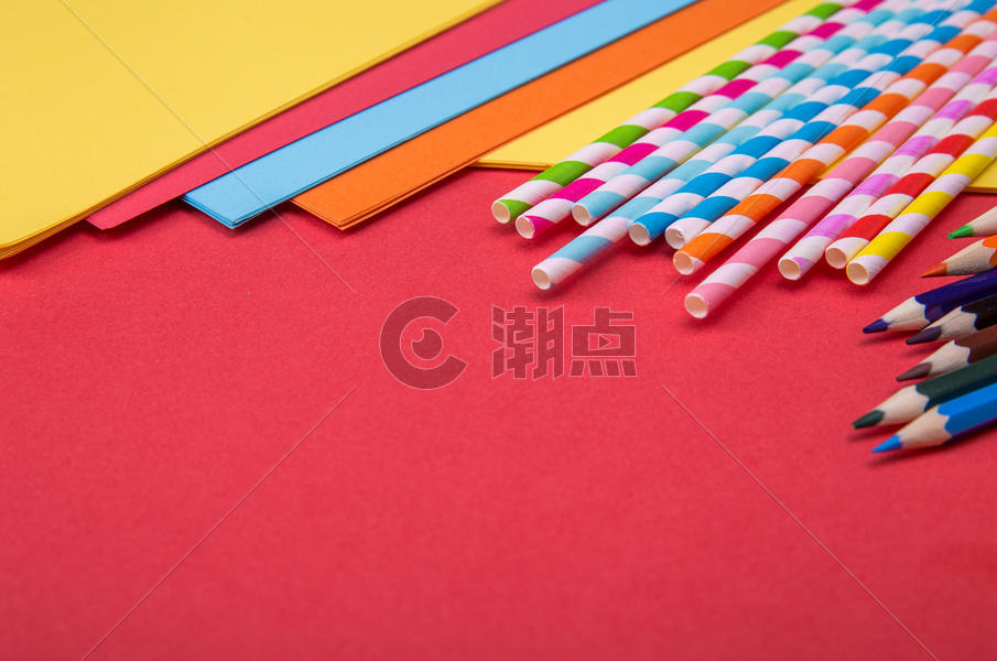 彩色吸管和铅笔加复印纸的桌面摆放图片素材免费下载