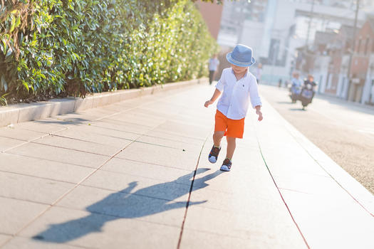 人行道上孩子阳光里的影子图片素材免费下载