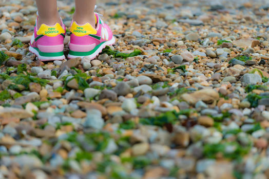 彩色石滩上的鞋图片素材免费下载