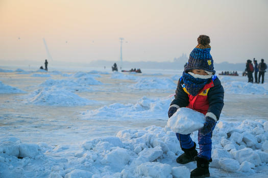 松花江上玩冰块的小孩图片素材免费下载
