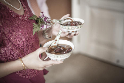中国传统婚礼妈妈端上了红枣汤图片素材免费下载