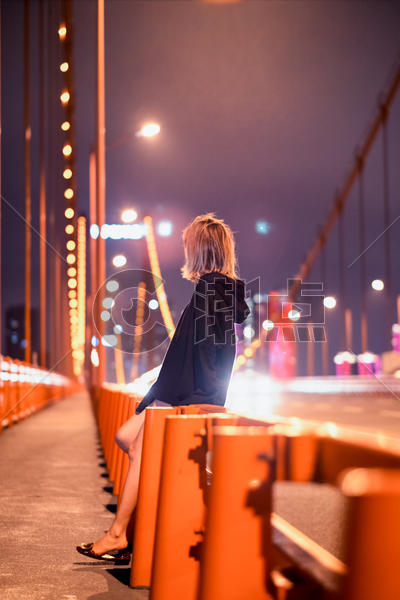 武汉鹦鹉洲长江大桥夜晚的少女图片素材免费下载