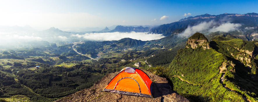 云雾缭绕的群山和帐篷露营图片素材免费下载