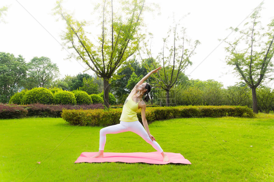 室外瑜伽女性健身图片素材免费下载