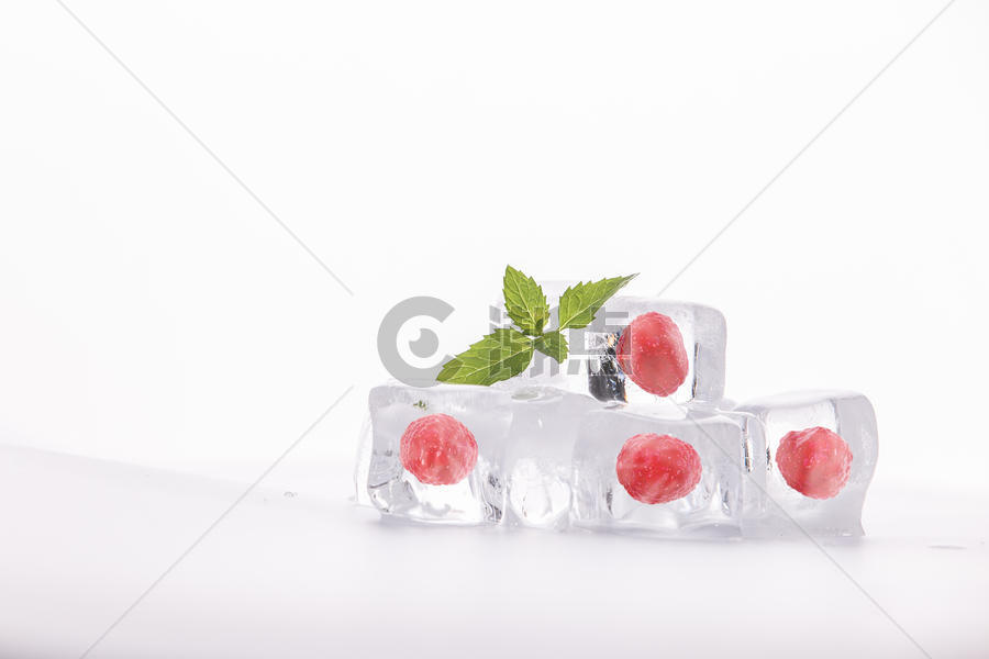 草莓冰块图片素材免费下载