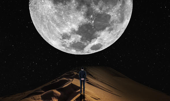 月球与孤独的人图片素材免费下载