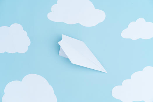 纸飞机和纸云图片素材免费下载