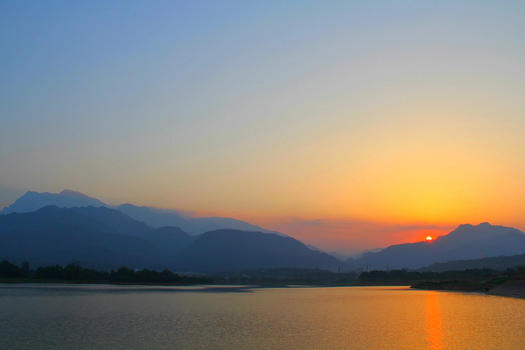 湖边的夕阳图片素材免费下载