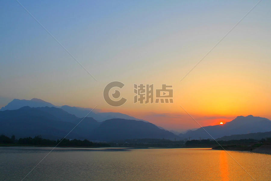 湖边的夕阳图片素材免费下载