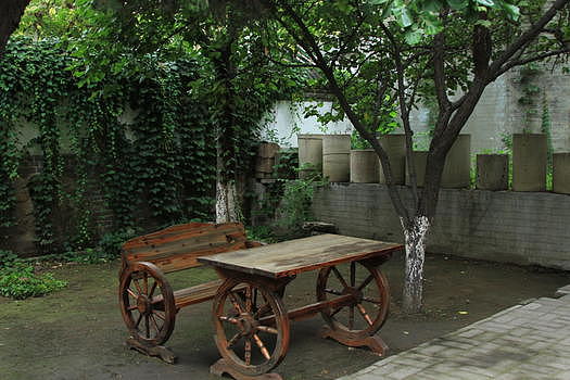 庭院里的木椅图片素材免费下载