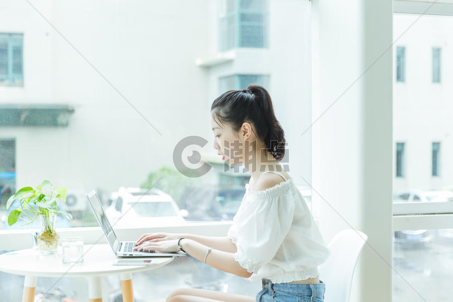 咖啡馆女生用电脑学习图片素材免费下载