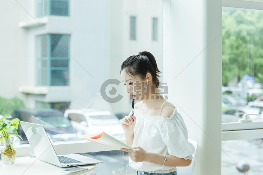 咖啡馆女生学习写作用电脑图片素材免费下载
