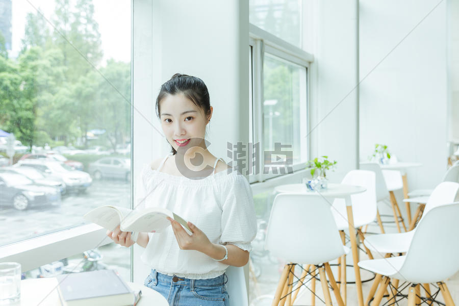 校内咖啡馆大学女生看书学习图片素材免费下载