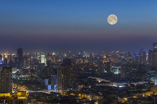 城市上空的中秋月图片素材免费下载