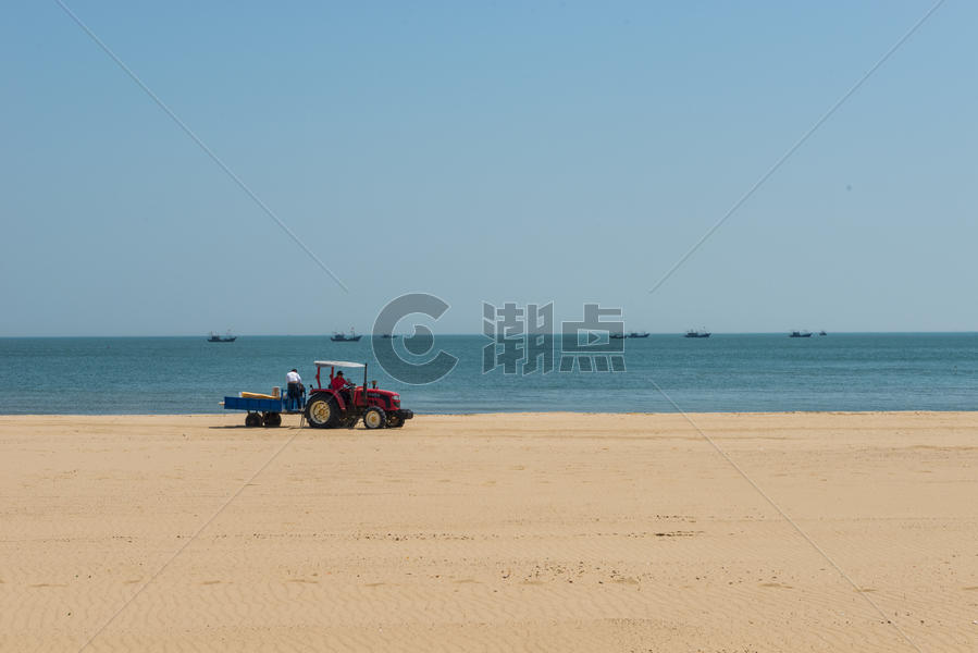 沙滩上的拖拉机图片素材免费下载