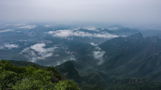 云雾下的雨后山区村落图片素材免费下载