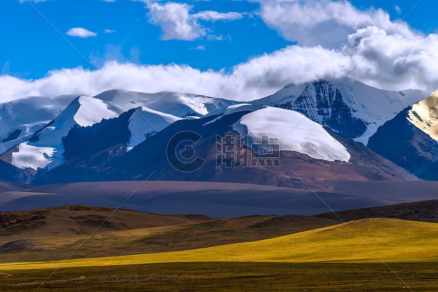 蓝天下的雪山草原图片素材免费下载