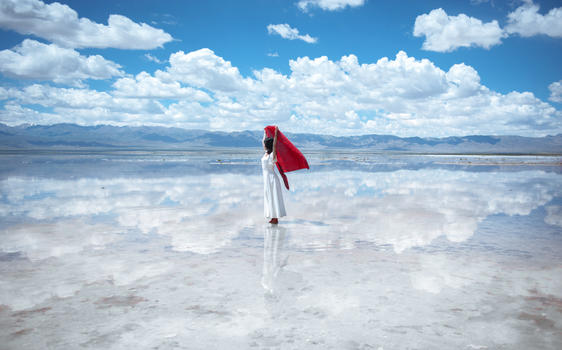 茶卡盐湖中的女孩图片素材免费下载