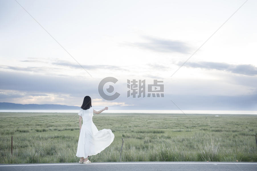 青海公路的白裙子女孩图片素材免费下载