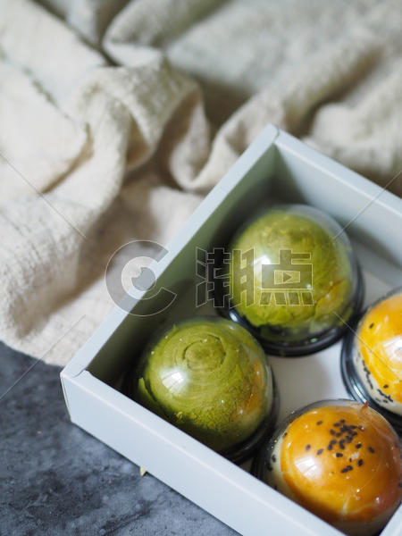 桌上的甜品蛋黄酥图片素材免费下载