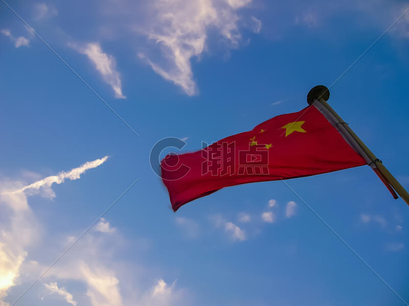 国庆主题蓝天白云下的五星红旗图片素材免费下载