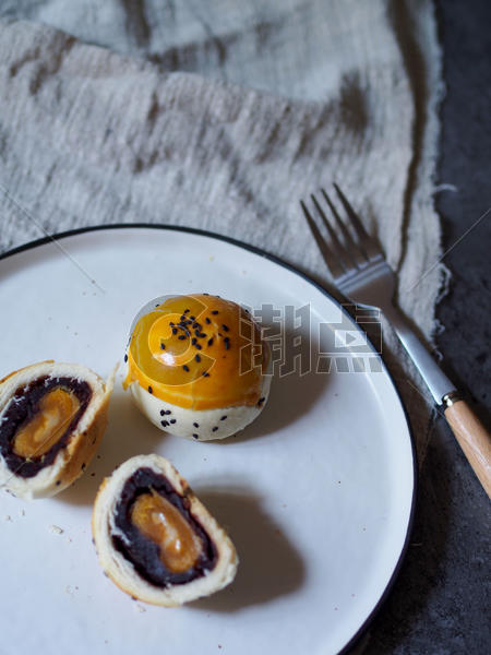 两个蛋黄酥和叉子图片素材免费下载