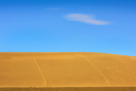 蓝天白云下的沙丘图片素材免费下载