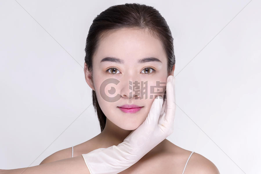 女子瘦脸针展示图片素材免费下载