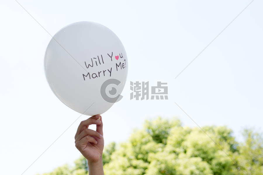 情侣求婚的气球特写图片素材免费下载