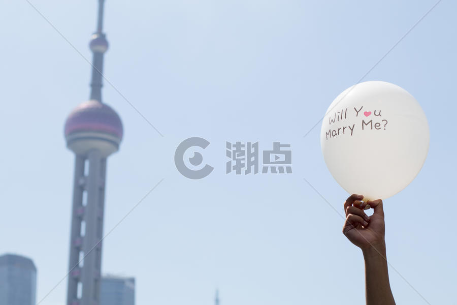 情侣求婚的气球特写图片素材免费下载