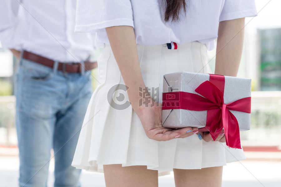 女生偷偷准备礼物送给男生图片素材免费下载