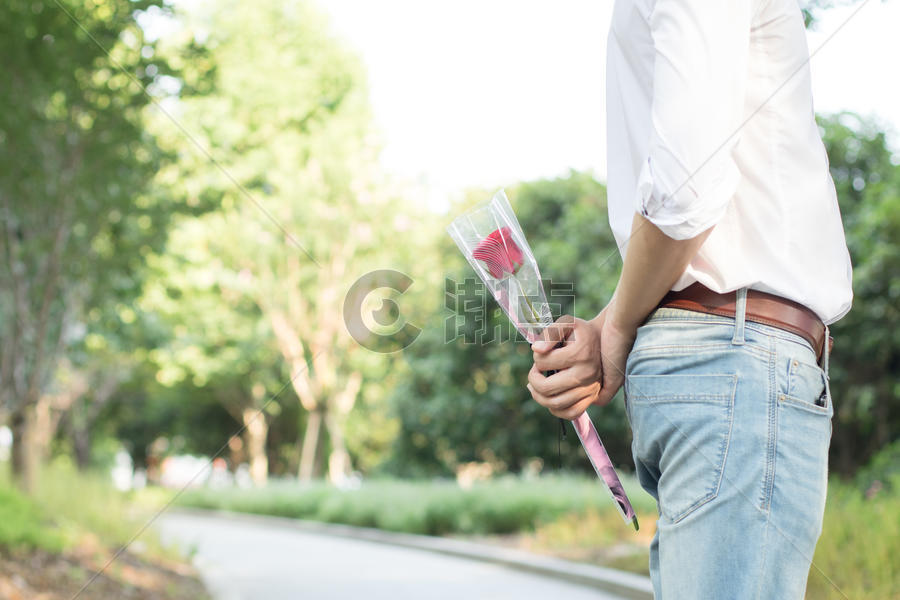 男生准备送花给女生惊喜图片素材免费下载