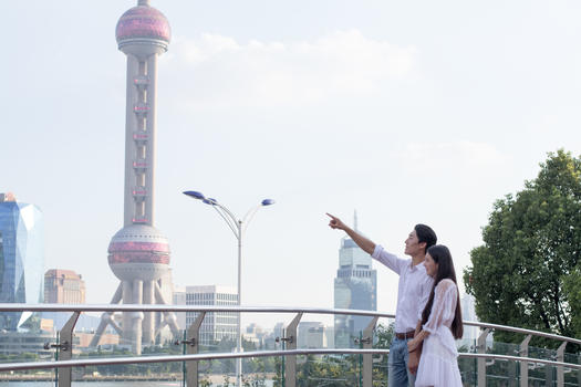 情侣牵手散步上海旅行图片素材免费下载