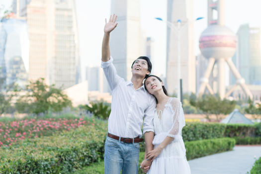 情侣牵手散步上海旅行图片素材免费下载