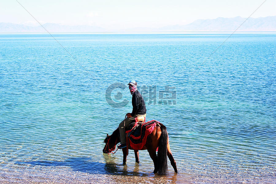 新疆赛里木湖骑马少年图片素材免费下载