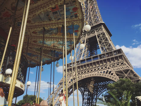 秋天巴黎铁塔下的旋转木马图片素材免费下载
