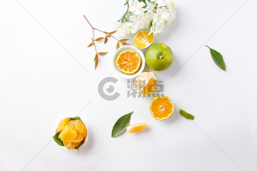 白色桌面上的柑橘图片素材免费下载