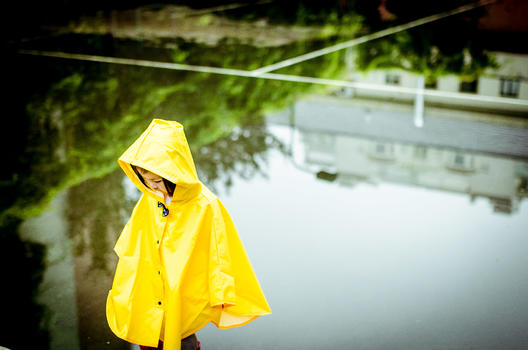 下雨天穿雨衣的小朋友图片素材免费下载