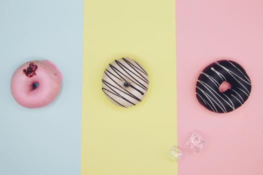 三个甜甜圈图片素材免费下载