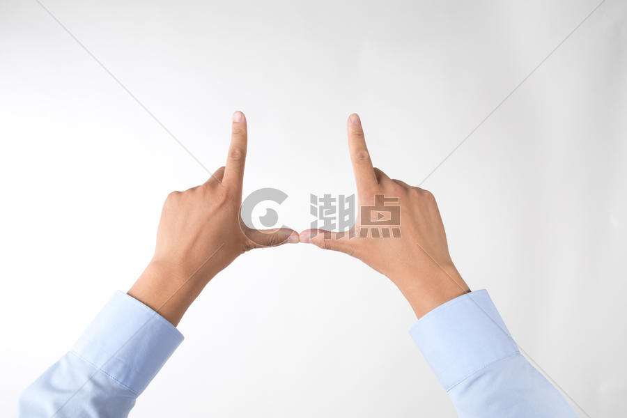 商务男士手指拼成房子的手势动作图片素材免费下载