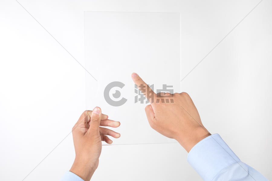 商务人士拿透明平板电脑图片素材免费下载