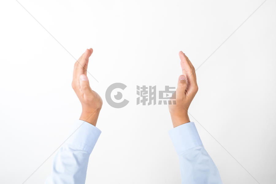 商务男士双手托举动作手势图片素材免费下载