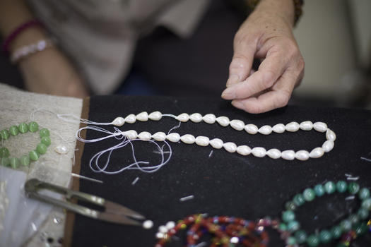 匠心师傅在手工制作珍珠项链图片素材免费下载