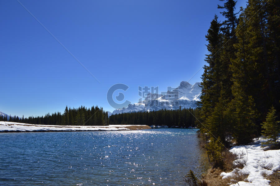 加拿大班夫国家公园雪山Lake Minnewanka图片素材免费下载
