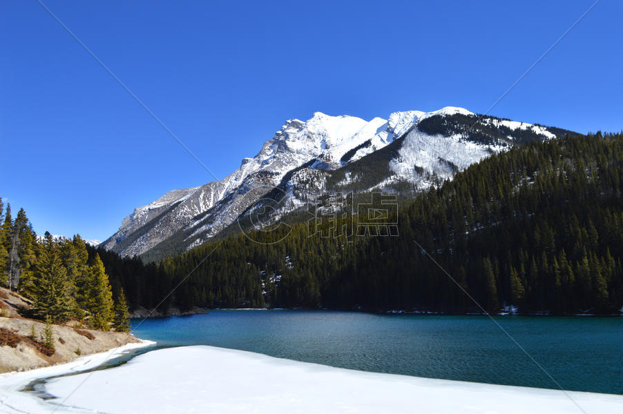 加拿大班夫国家公园雪山Lake Minnewanka图片素材免费下载