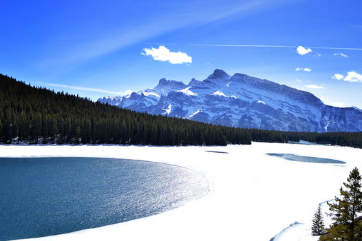 加拿大班夫国家公园雪山LakeMinnewanka图片素材免费下载