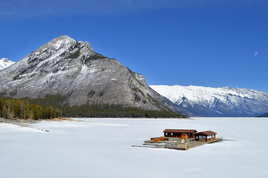 加拿大班夫国家公园雪山LakeMinnewanka图片素材免费下载