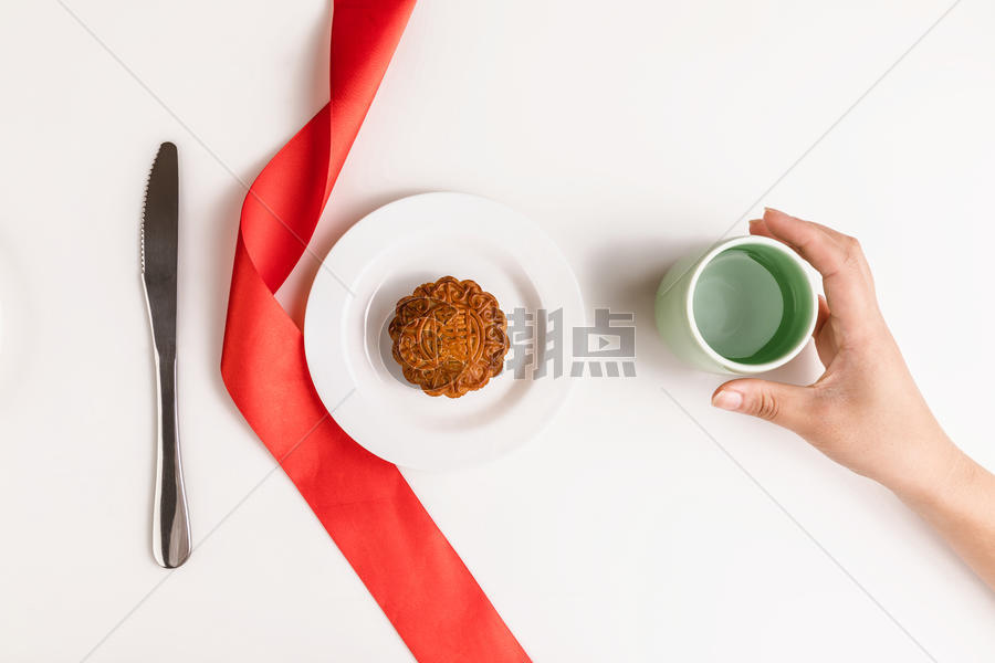 中秋佳节月饼与手拿茶饮图片素材免费下载