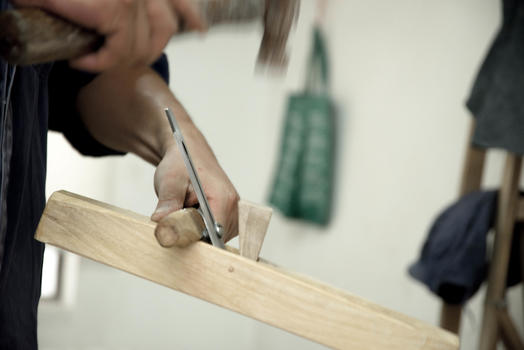 匠人使用刨刀进行木材处理图片素材免费下载