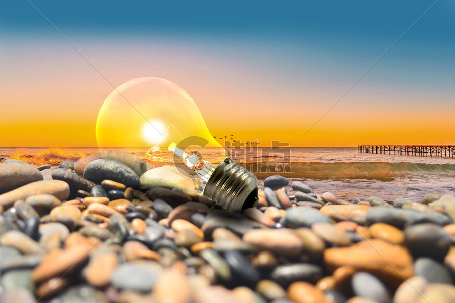 海边石头堆上发光的灯泡图片素材免费下载